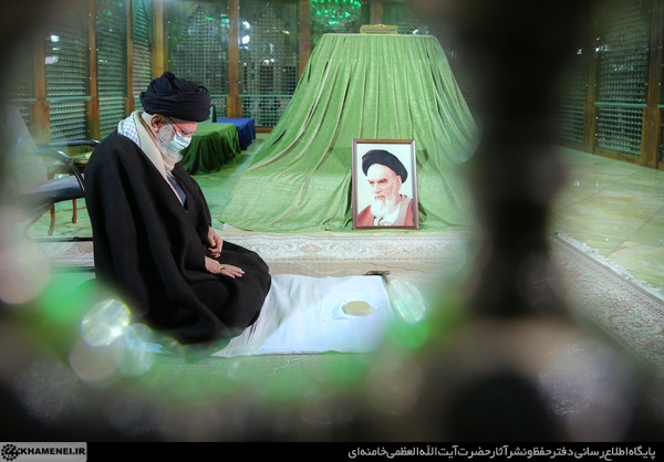 قائد الثورة الإسلامية يزور مرقد الإمام الخميني (ره) وقبور الشهداء