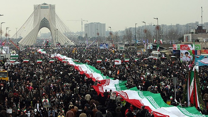 استعراض الشعب الإيراني شموخَه الثوري في مسيرات ذكرى انتصار الثورة الإسلامية 