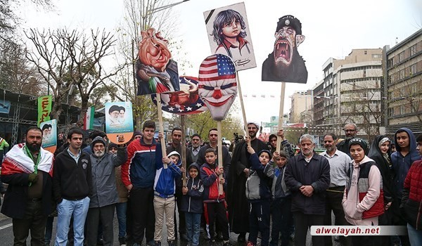 التذكير بفاجعة شهيد المدينة المنورة في مسيرات الثورة الإسلامية +صورة