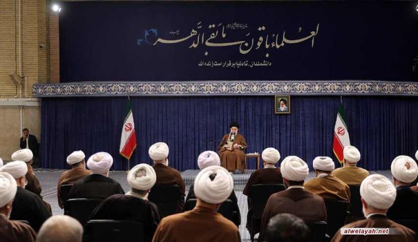 قائد الثورة الإسلامية: المطلوب اليوم هو قاعدة فكرية قوية ذات بنية تهاجمية