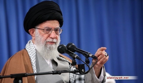 قائد الثورة الإسلامية: يجب على حرس الثورة الإسلامية مواصلة أنشطته الجديرة بقوة