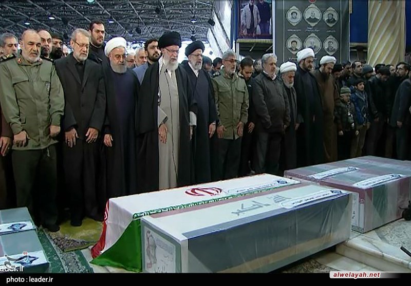 قائد الثورة الإسلامية يؤدي الصلاة على جثماني الشهيدين الفريق قاسم سليماني وأبو مهدي المهندس في طهران