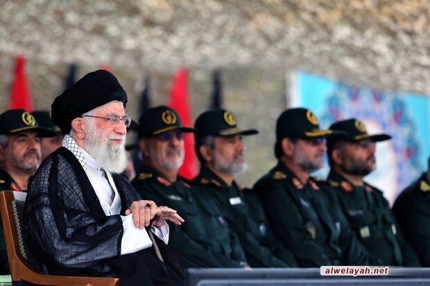 قائد الثورة الإسلامية يحضر مراسم تخرج ضباط جامعة الإمام الحسين (ع)