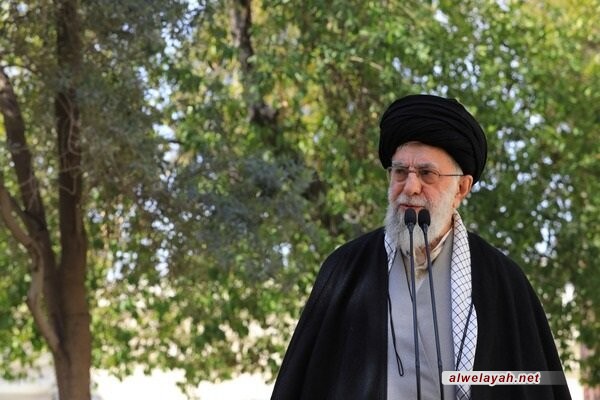 قائد الثورة الإسلامية: يجب على المسؤولين متابعة موضوع تسمم الطلاب بجدية