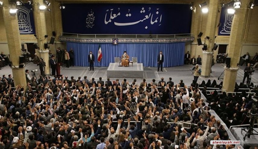 قائد الثورة الإسلامية يستقبل حشدا من المعلمين