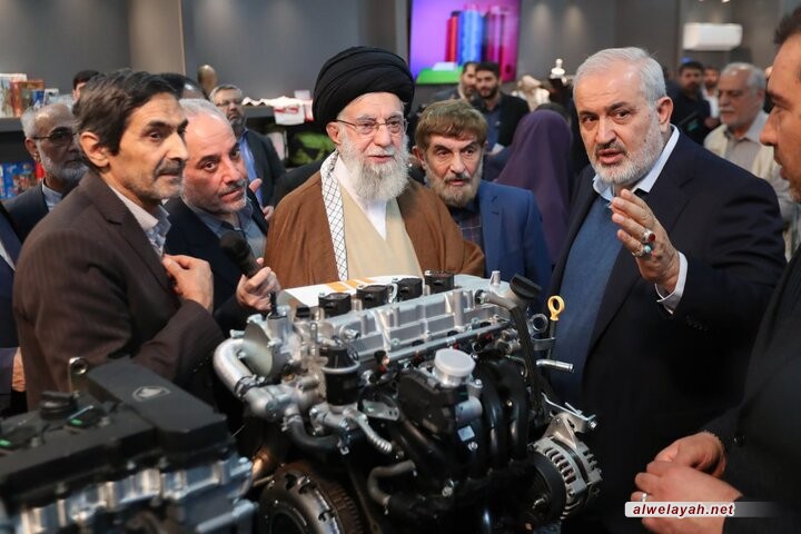 قائد الثورة الإسلامية يتفقد معرض القدرات الإنتاجية الإيرانية