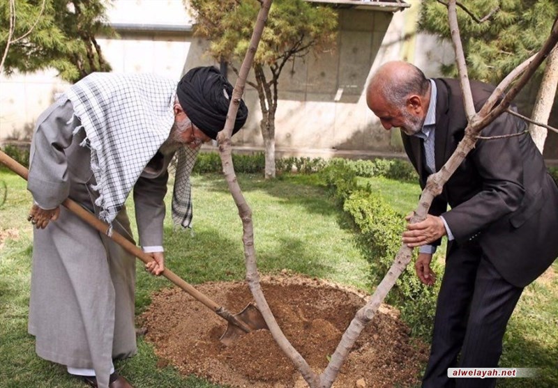 الإمام الخامنئي يغرس شتلتين للفاكهة بمناسبة يوم الشجرة