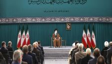 قائد الثورة الإسلامية: على المسؤولين أن لا يؤخروا أبدا برامجهم من اجل المحادثات النووية