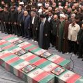قائد الثورة الإسلامية يصلي على جثامين شهداء "طريق القدس"