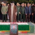 قائد الثورة الإسلامية يقيم الصلاة على جثمان الشهيد رضي موسوي