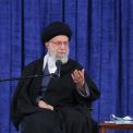 الإمام الخامنئي: علينا الحفاظ على مكانة إيران في المنطقة والعالم بالنمو الاقتصادي