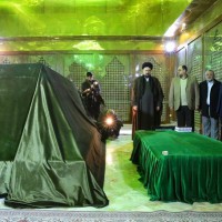 قائد الثورة الإسلامية يزور مرقد الإمام الخميني (ره)