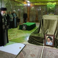 قائد الثورة الإسلامية يزور مرقد الإمام الخميني (ره)