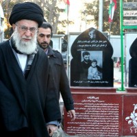 قائد الثورة الإسلامية يزور مرقد الإمام الخميني (ره)