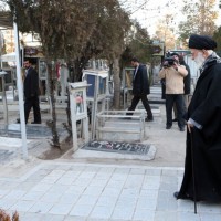 قائد الثورة الإسلامية يزور مرقد الإمام الخميني (ره)