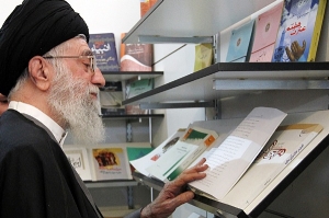 قائد الثورة أكبر واقف للمخطوطات إلى مكتبة العتبة الرضوية