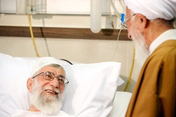 المرجع الديني سماحة آية الله العظمى الشيخ جوادي آملي يعود قائد الثورة الإسلامية