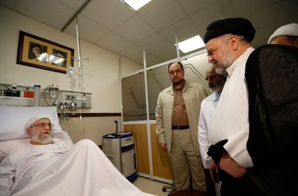 وكيل سماحة آية الله العظمى السيد السيستاني يعود الإمام الخامنئي