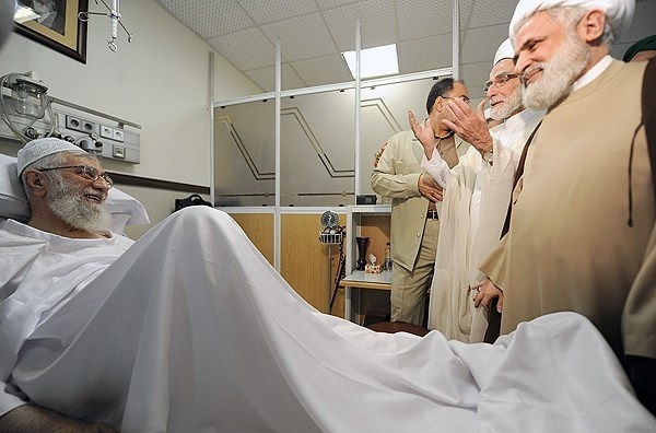 المشاركون في ملتقى دعم المقاومة الفلسطينية يعودون قائد الثورة في المستشفى 