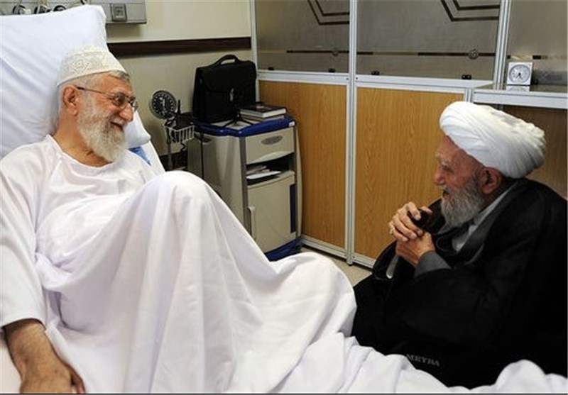 آية ‌الله ناصري وآية ‌الله موحدي كرماني وجمع من الفنانين والأدباء والرياضيين يعودون الإمام الخامنئي في المستشفى + صور