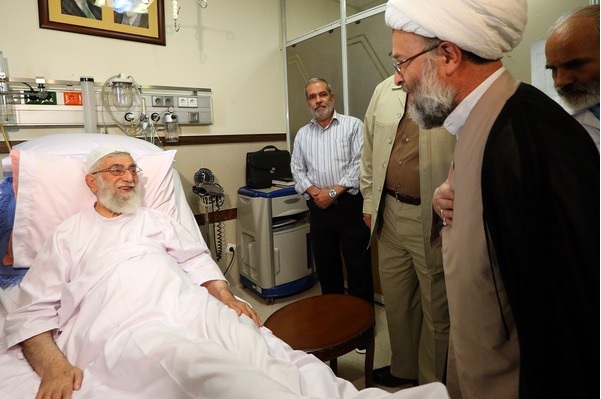 نجل آية الله العظمى الشيخ وحيد الخراساني يعود قائد الثورة الإسلامية