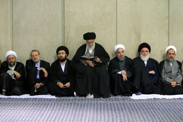 قائد الثورة الإسلامية يقيم مراسم تأبين المرحوم آية الله مهدوي كني 