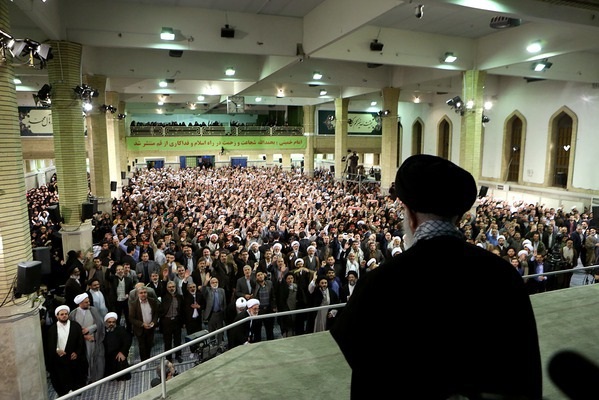 الإمام الخامنئي: نرفض أية شروط لرفع الحظر تمس بكرامة شعبنا