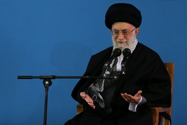 قائد الثورة الإسلامية يدعو لتسريع عجلة التقدم العلمي في إيران