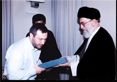 الإمام الخامنئي: خلال حرب تموز ۲۰۰۶ دعوت للحاج عماد بالنصر واليوم أدعو أن يكون لنا من الشافعين يوم القيامة 