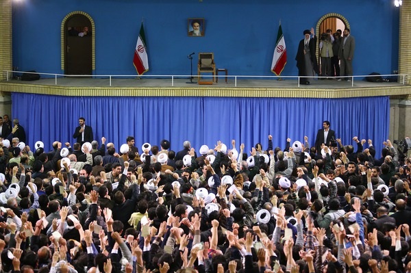 الإمام الخامنئي: الوقوف بحزم بوجه الحظر يفشل خطط الأعداء+صور