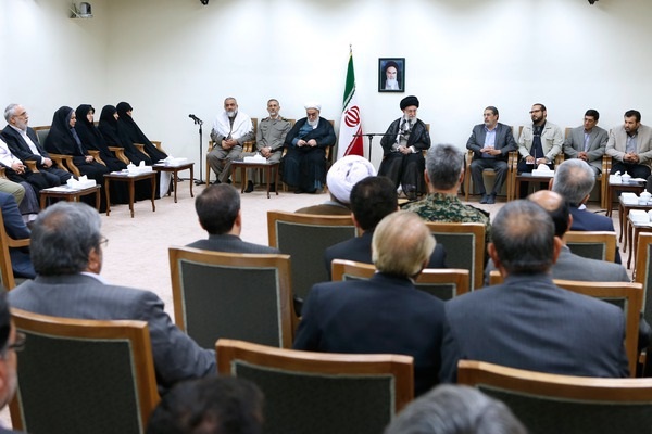 قائد الثورة الإسلامية: ينبغي أن تلتقي طاقات السينما الإيرانية والدفاع المقدس