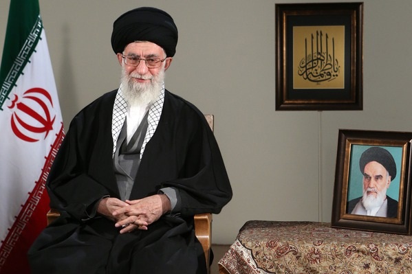 الإمام الخامنئي يشيد بإرادة الشعب في مواجهة التحديات