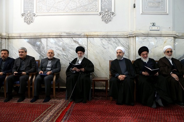 قائد الثورة الإسلامية يحضر مراسم تأبين والدة الرئيس روحاني