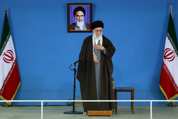 الإمام الخامنئي: حل المشاكل الاقتصادية ليس في لوزان أو جنيف