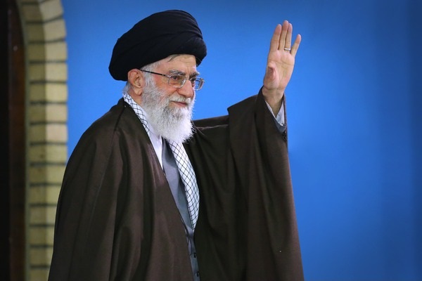 قائد الثورة الإسلامية: ندعم الشعوب المظلومة والمكافحة للإرهاب