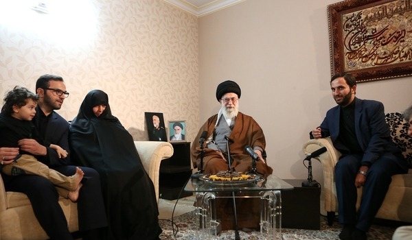 قائد الثورة الإسلامية يتفقد أسرة الشهيد همداني