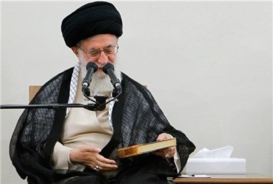 الإمام الخامنئي يهدي مصحفا بخط الإمام الحسين (ع) لمتحف الروضة الرضوية الشريفة