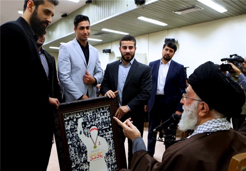 عدد من الأبطال الرياضيين الإيرانيين يتحدثون إلى قائد الثورة الإسلامية