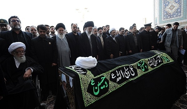 قائد الثورة الإسلامية يقيم صلاة الجنازة على جثمان الفقيد آية الله واعظ طبسي