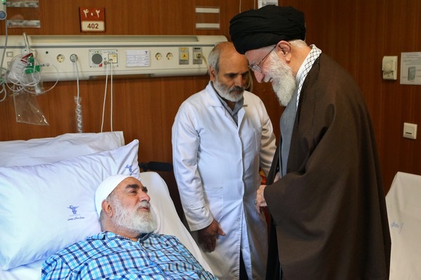 قائد الثورة الإسلامية يقوم بعيادة الشيخ محمدي كلبايكاني في المستشفى