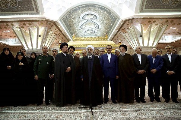 رئيس الجمهورية وأعضاء الحكومة يجددون البيعة مع مبادئ الإمام الخميني الراحل (ره)