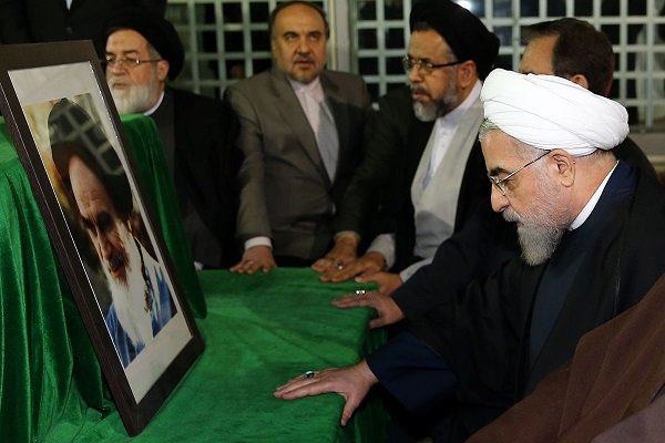 روحاني: مبادئ الإمام الراحل (ره) نبراس طريق للحكومة والشعب