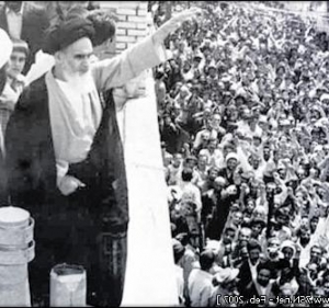 إزاحة الستار عن الطابع التذكاري للإمام الخميني في مدينة خمين