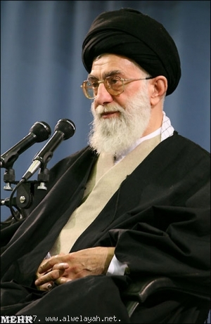 القائد: مؤامرات الأعداء تؤدي الى صلابة إرادة الشعب الإيراني