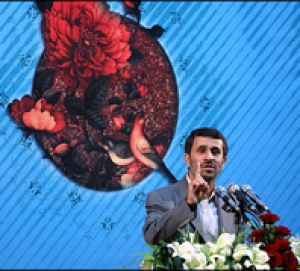 أحمدي نجاد: إسم إيران والإسلام وببركة دماء الشهداء أصبح يتلألأ في العالم