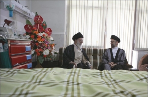 الإمام الخامنئي يعزي بمناسبة رحيل السيد عبد العزيز الحكيم