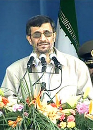 بدء احتفالات أسبوع الدفاع المقدس بعرض عسكري عند مرقد الإمام الخميني