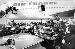 عودة الإمام الخميني إلى إيران بعد خمسة عشر عاماً من المنفى