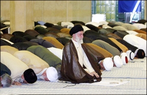 القائد يؤم الصلاة في الذكرى السنوية لرحيل مؤسس الجمهورية الإسلامية الإيرانية