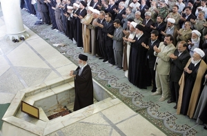 صلاة عيد الفطر تقام بإمامة قائد الثورة الإسلامية في جامعة ‌طهران